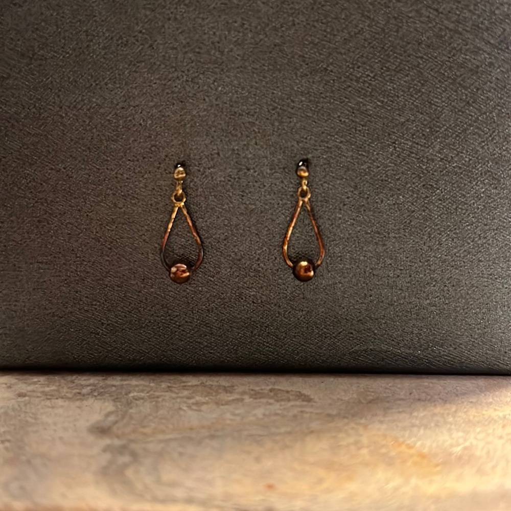 dangling gold earrings